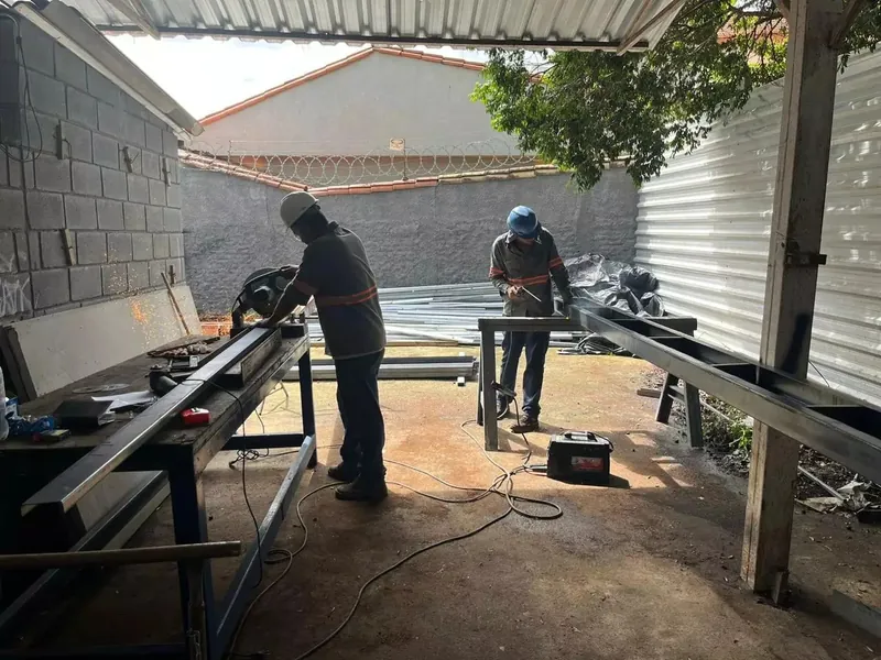 Profissionais da Lopes Campos cortando perfis metálicos na obra