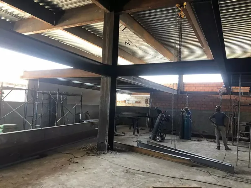 Pilar e vigas metálicas recém-montados na ampliação do Só Marcas Outlet