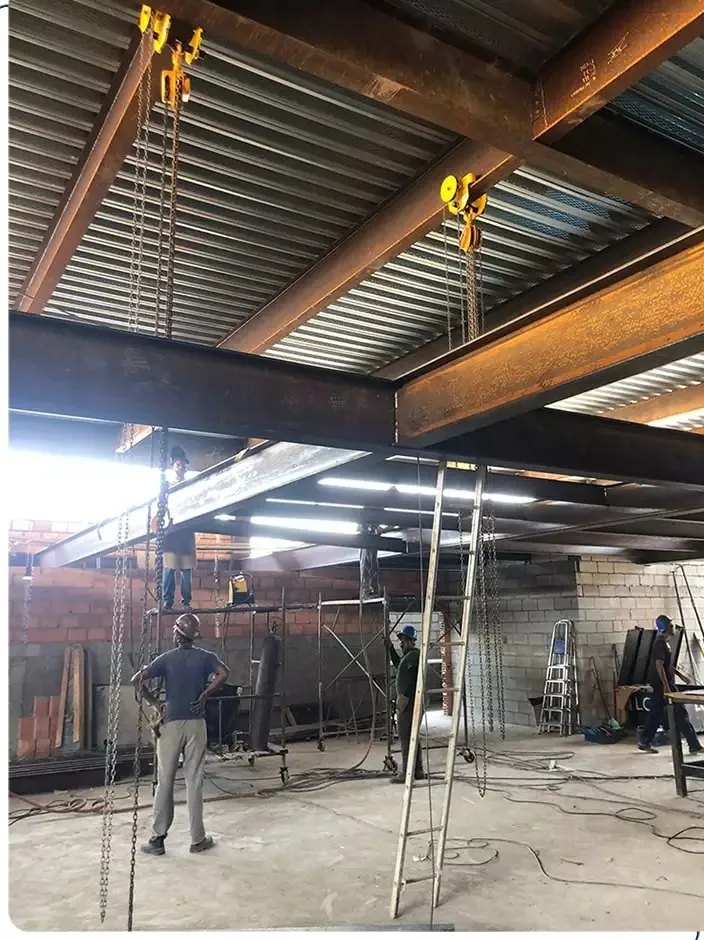 Talhas e vigas metálicas na montagem do Só Marcas Outlet